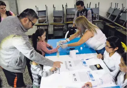  ?? AFP ?? Un ciudadano depositaba su voto ayer en un recinto electoral en Ciudad de Guatemala.