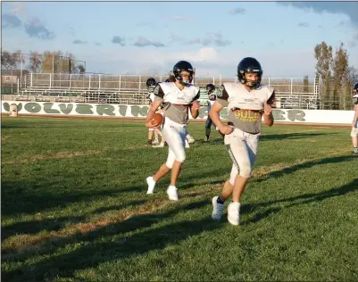  ?? PHOTOS BY SHARON MARTIN — ENTERPRISE-RECORD ?? Biggs’ Shavon Gramps-Green, left, runs behind a blocker during practice Thursday afternoon at Biggs High School.