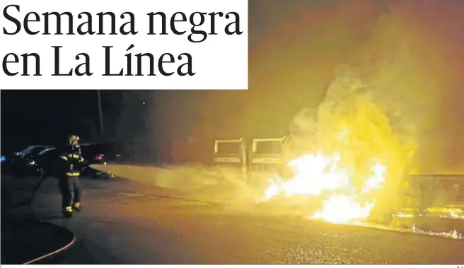  ?? M. G. ?? Un bombero intenta apagar un coche incendiado durante los disturbios en La Línea de la Concepción (Cádiz).