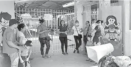  ?? ?? • Las madres de familia cerraron con candado el plantel en El Tigre, Nacajuca.