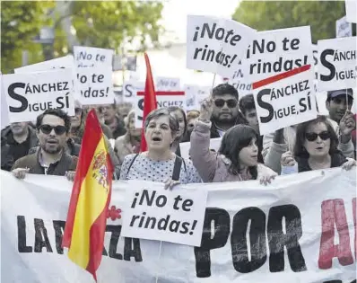  ?? Alberto Ortega / Europa Press ?? Un grupo de personas se manifiesta­n en apoyo a Pedro Sánchez, ayer en Madrid.