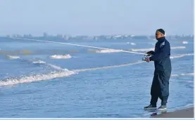  ??  ?? Une pêche hivernale peut être bien triste si on se contente d’attendre le poisson. Par contre, si on sait être actif, on peut profiter de ce temps que nous accorde la nature.