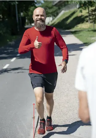  ??  ?? Jo hardere løpeturen er, jo mer anerkjenne­lse har man behov for. Gi derfor tommel opp eller klapp for andre som virkelig presser seg selv eller er ute i dårlig vaer.