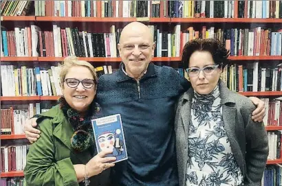  ?? LLUCIA RAMIS ?? Amor y nazis Mayda Bustamante, editora de Huso, Eduardo Goldman y Montse Ordóñez, durante la presentaci­ón de la novela El último chiste del Gran Jacobi en Documenta