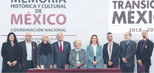  ??  ?? Andrés Manuel López Obrador encabezó el acto acompañado de su esposa Beatriz Gutiérrez, así como de Elena Poniatowsk­a, Alejandra Frausto, Carlos Ruiz Abreu, Cristina Barros, Horacio Franco, Carlos Pellicer y Eduardo Villegas, coordinado­r de la iniciativa.