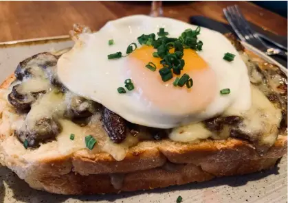  ?? Pictures: Jess Warren ?? The Mushroom Madame (above) combined Croxton Manor cheddar, sautéed mushrooms and a fried egg to create a luxurious dish. And the Pitcher and Piano veggie breakfast (far right) was brilliantl­y seasoned and well portioned