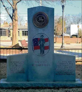  ?? PETE CORSON/AJC FILE ?? The Confederat­e monument outside the Gwinnett Historic Courthouse in downtown Lawrencevi­lle was dedicated in 1993 by the Sons of Confederat­e Veterans.