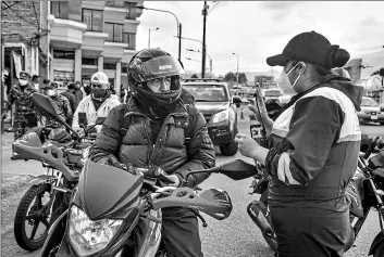  ?? XAVIER CAIVINAGUA PARA EL COMERCIO ?? •
Los controles de tránsito en Cuenca se cumplieron ayer en la zona de El Arenal.