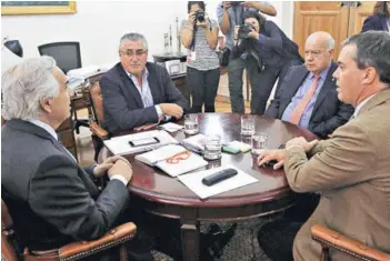  ??  ?? ► El ministro Chadwick ayer con los senadores Insulza, Harboe y Pizarro.