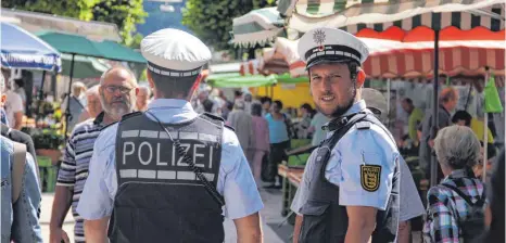  ?? FOTO: CHRISTIAN GERARDS ?? Sven Saile (links) und David Walther gehen über den Markt in Tuttlingen. Ihre Aufgabe: mit den Leuten ins Gespräch kommen und ihnen das Gefühl von Sicherheit vermitteln.