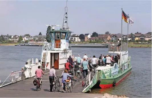  ?? FOTOS: BRÖHL ?? 350 Meter in dreieinhal­b Minuten: Die Fähre ist für Ausflügler, Schüler und Pendler eine schnelle Verbindung, vor allem bei Stau auf der Nordbrücke.