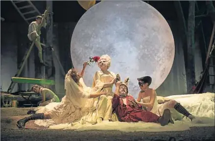  ?? MAY ZIRCUS / TNC ?? Una escena de El somni d’una nit d’estiu con Mercè Arànega, que da vida a Titània, en el centro