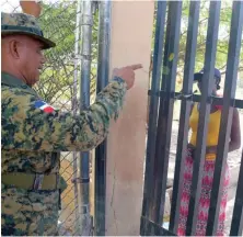  ?? ARCHIVO/JUSTO FÉLIZ ?? Un guardia da indicacion­es a una mujer en un paso fronterizo.