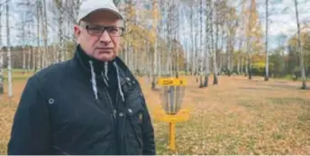  ?? FOTO: PHOTOGRAPH­ER MICHAEL FOLMER ?? KÄMPAR. Järva Discgolfpa­rk drivs av Mats Löf. Nu planeras det i stället en begravning­splats på området.