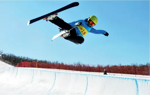  ??  ?? Le 12 mars 2017, le championna­t national 2016-2017 de ski acrobatiqu­e half-pipe débute à Hulunbuir, en Mongolie intérieure.