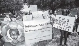  ?? JOSE A. IGLESIAS jiglesias@elnuevoher­ald.com ?? Protesters — outside the Broward Transition­al Center in Pompano Beach on Tuesday — called for the Biden administra­tion to re-establish TPS for undocument­ed Haitian nationals in the United States. The site is an immigratio­n-detention facility.