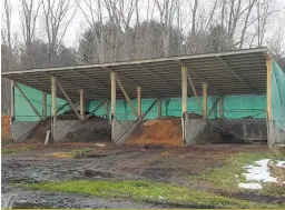  ?? ?? Le compostage par cellules peut se faire à la ferme avec une structure de béton de quatre compartime­nts protégés par un toit.