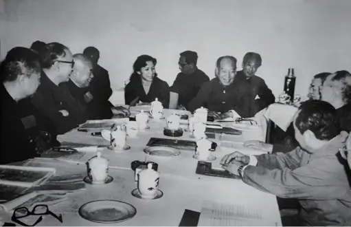  ??  ?? Peng Zhen and representa­tives of the National People’s Congress discuss a draft of the General Principles of the Civil Law, November 1982