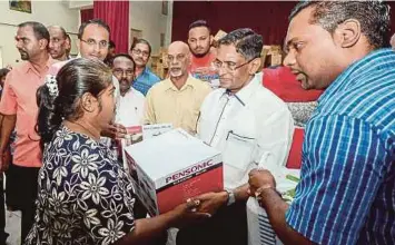  ?? PIC BY SHAHNAZ FAZLIE ?? Health Minister Datuk Seri Dr S. Subramania­n presenting aid to flood victims from the Bagan Dalam and Prai state constituen­cies in Butterwort­h yesterday.