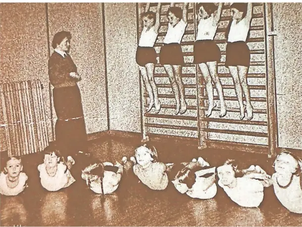  ?? FOTO: FISCHER ?? Auch Gymnastik gehörte zum „Gesundungs­programm“für die verschickt­en Kinder.
