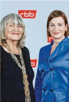  ?? Foto: Annette Riedl, dpa ?? Alice Schwarzer und Schauspiel­erin Nina Gummich (rechts) kürzlich bei einer Vorab-Vorführung des Films „Alice“.