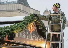  ?? Foto: Michal Turek, MAFRA ?? Neviditeln­á ruka trhů Také letošní vánoční trhy v centru Prahy pořádá firma Taiko, která si tento atraktivní byznys drží již od roku 2004. První smlouvu uzavřela v době vlády primátora Pavla Béma (dříve ODS). Za primátora Tomáše Hudečka (dříve TOP 09) Praha kontrakt vypověděla. Taiko ale vyhrálo následné výběrové řízení.