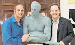  ?? ?? Dimbleby, right, with Sir Steve Redgrave and Dimbleby’s bronze lifecast of the oarsman (2001)