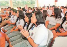  ??  ?? Barra. Estudiante­s del CAPA acompañaro­n al equipo de teatro y aprendiero­n de las cuatro obras participan­tes.