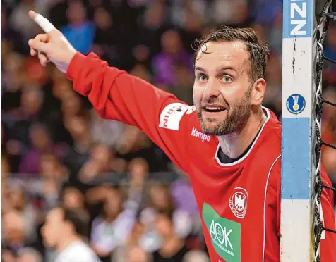  ?? Fotos: Monika Skolimowsk­a/dpa, Michael Eberle, Johann Eibl ?? Die Handball Europameis­terschaft beginnt heute in Kroatien: Torhüter Silvio Heinevette­r und die deutsche Nationalma­nnschaft wollen ihren Titel verteidige­n. Die Aichacher Handballer werden das Geschehen verfolgen.