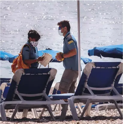  ?? Foto: Ángel García ?? Mitarbeite­r des valenciani­schen Gesundheit­sministeri­ums am Strand von Albir.