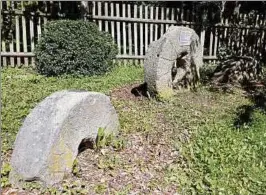  ??  ?? Diese Mühlsteine aus der einstigen Töpfleber Mühle haben die Zeit überdauert, sie stehen auf dem Spielplatz neben der Gaststätte „Alte Sternwarte“. Ein kleines Schild erinnert an die alte Mühle. Foto: Heiko Stasjulevi­cs