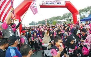  ??  ?? Ahmad Zahid (left) flagging off the run at Karangkraf, Shah Alam.