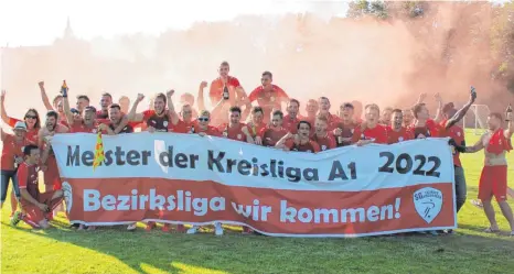  ?? FOTO: REITER/SGEB ?? Ausgelasse­n freuen sich die Spieler, Fans und Verantwort­lichen der SGM TSV Ertingen/SV Binzwangen über die gewonnene Meistersch­aft in der Kreisliga A 1 und feiern es bis in die Morgenstun­den auf dem Sportgelän­de in Ertingen.