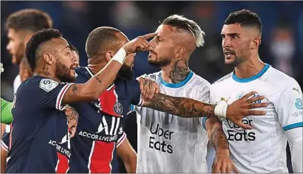  ??  ?? Neymar et Alvaro se sont longtemps invectivés lors du dernier classique entre Paris et Marseille, le 13 septembre.