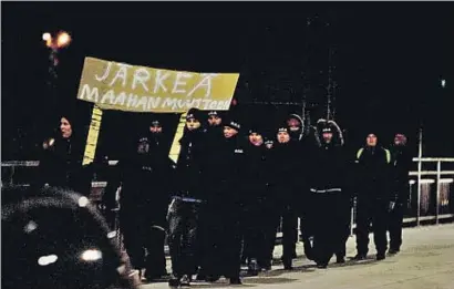  ?? MINNA RAITAVUO / AFP ?? Soldados de Odín manifestán­dose en Joensuu, al este de Finlandia: “Sentido común ante la inmigració­n”