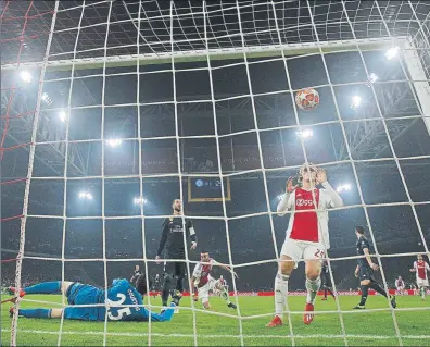  ?? FOTO: GETTY ?? El Ajax hizo un partidazo ante el Real Madrid En la imagen, Courtois batido tras el tanto de Ziyech que igualaba el partido