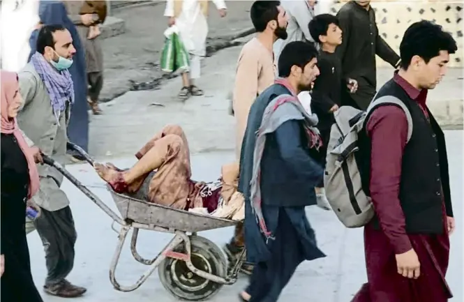  ?? KHAAMA PRESS ?? Alguns dels ferits en les explosions van haver de ser portats a l’hospital en carretons