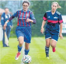  ?? FOTO: THOMAS SIEDLER ?? Einen knappen Vorsprung haben die Juniorinne­n des FC Ellwangen (links) gegen Wendlingen-Oetlingen mit Glück und Geschick über die Zeit gerettet.