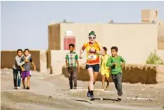  ??  ?? En la segunda etapa de la Desert Run se atravesaba un pueblo en el que era día lectivo, pero los niños no dudaron en interrumpi­r el recreo para animar el paso de los corredores.