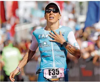  ?? FOTO: GARCIA/DPA ?? Vergangene­s Jahr kam Anne Haug bei der Ironman-WM auf Hawaii als Dritte ins Ziel. Trotz ihrer Erfolge: Reich werden kann die 36-Jährige mit ihrer Sportart nicht. Eine deutsche Siegerin gab es auf Hawaii bisher noch nicht.