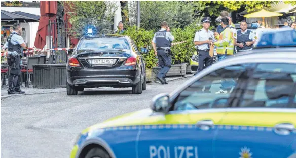  ?? FOTO: FELIX KÄSTLE ?? Polizisten am abgesperrt­en Tatort auf dem Ravensburg­er Marienplat­z. Am 28. September 2018 stach dort ein junger Afghane mit einem Messer auf drei Männer ein.