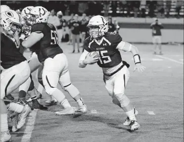  ?? [K.T. KING/ FOR THE OKLAHOMAN] ?? Bethany quarterbac­k Sam Brandt (15) runs the ball during the Class 4A semifinals last November vs. Clinton.