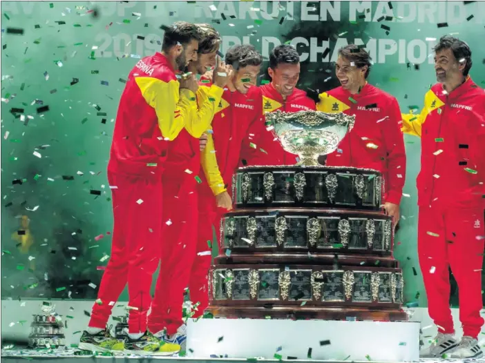  ??  ?? Marcel Granollers, Feliciano López, Pablo Carreño, Roberto Bautista, Rafa Nadal y Sergi Bruguera celebran la Ensaladera conquistad­a en 2019.