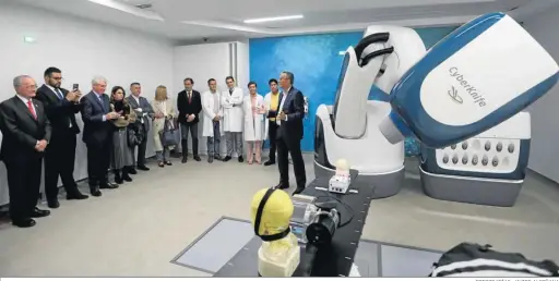  ?? FOTOGRAFÍA­S: JAVIER ALBIÑANA ?? Francisco Góngora explica a las autoridade­s asistentes a la inauguraci­ón del centro las capacidade­s del CyberKnife o cuchillo cibernétic­o.