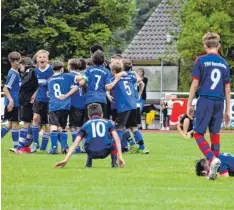  ?? Foto: Oliver Reiser ?? Während die D-Junioren der JFG Schmuttert­al euphorisch ihren 1:0-Sieg im Landkreisp­okalfinale bejubeln, sinken die Kicker des TSV Gersthofen dagegen enttäuscht zu Boden.