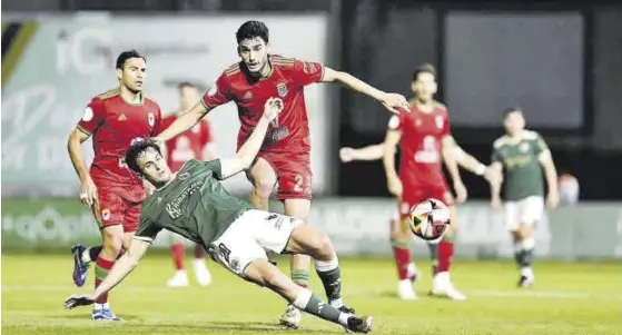  ?? CARLOS GIL / LLERENENSE / VILLANOVEN­SE ?? El clásico Un lance del juego en el vibrante partido entre el Cacereño y el Badajoz del pasado fin de semana. ▷