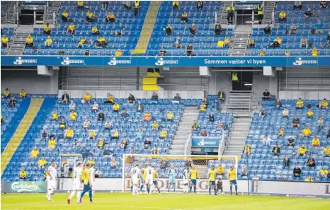  ?? FOTO: LARS MOELLER/DPA ?? So war das in einem Testlauf vor zehn Tagen in Dänemark: 500 Zuschauer waren im Duell zwischen Bröndby IF und dem FC Kopenhagen zugelassen, fein verteilt auf zwei Meter Abstand.