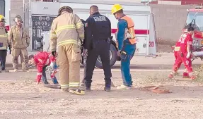 ?? ?? l Un hombre muerto y un bombero herido de gravedad resultaron después de electrocut­arse en un registro subterráne­o de la CFE.