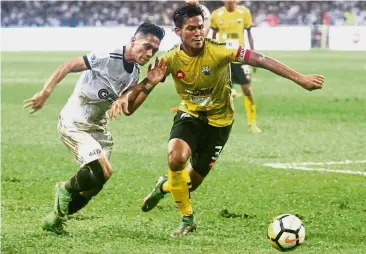  ?? — M. AZHAR ARIF / The Star ?? Bring it on: Shahrul Saad (right) relishes the challenge of playing Vietnam at their home ground today.