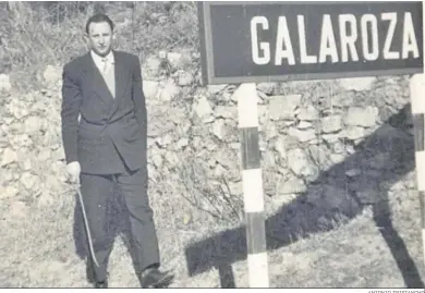  ?? ANTONIO TRISTANCHO ?? Juan Luis Muñiz posa frente a un cartel con el nombre de Galaroza.